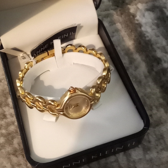 Gold watch - Picture 2 of 2